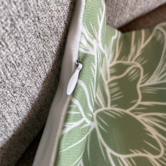 NWOT Green Floral 18x18 throw pillow cases. - Picture 3 of 3